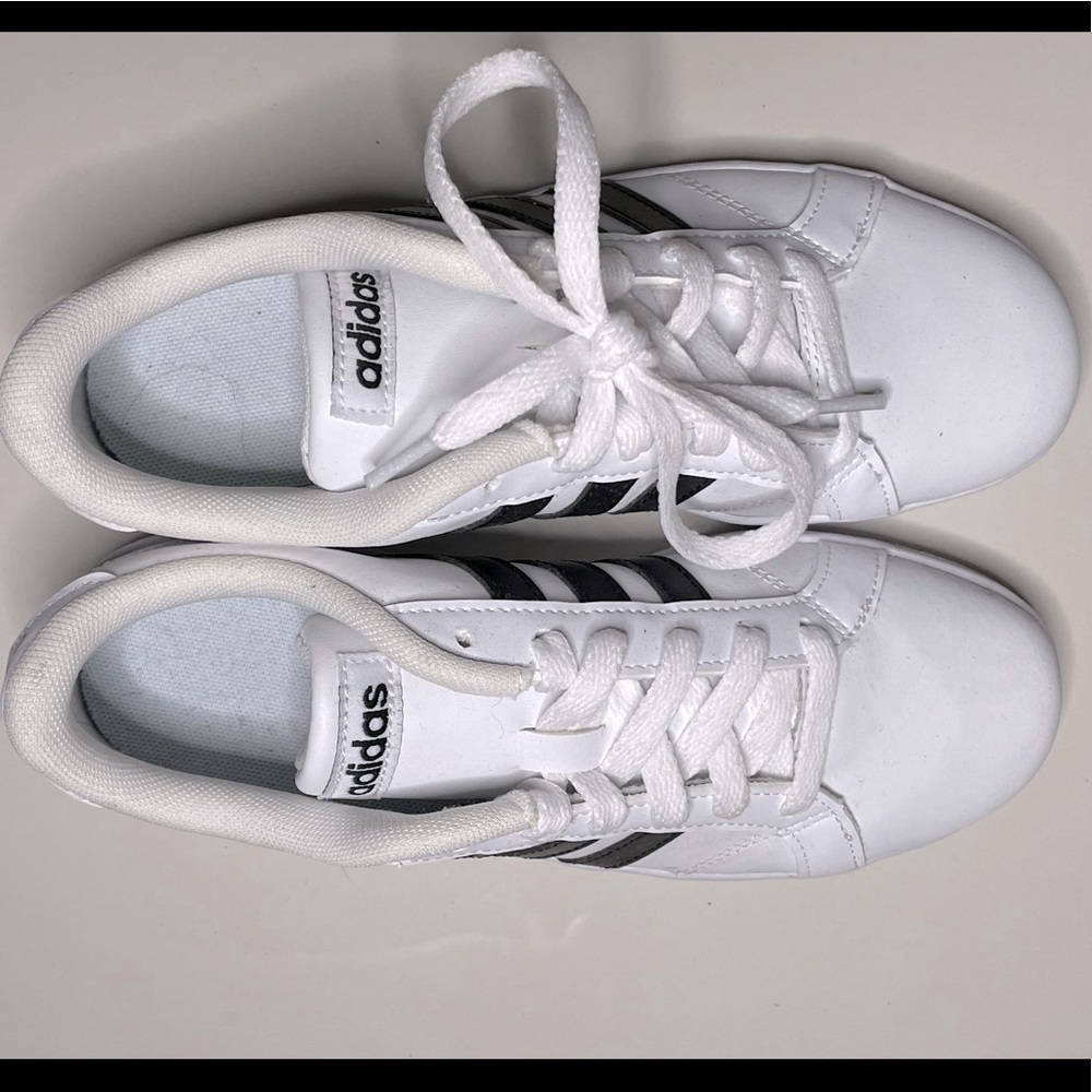 NWOT Adidas Classic White sneakers - Size 4